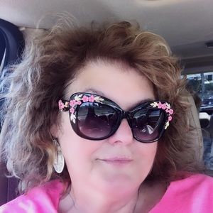 Meet your Posher, Debbie